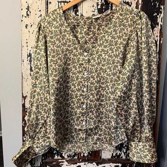 Levi’s silky Floral Green Blouse women’s XL. - Picture 1 of 7